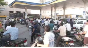 أزمة بنزين عالمية تلوح في الأفق وتوقعات بعودة طوابير الوقود بسبب تداعيات الحرب